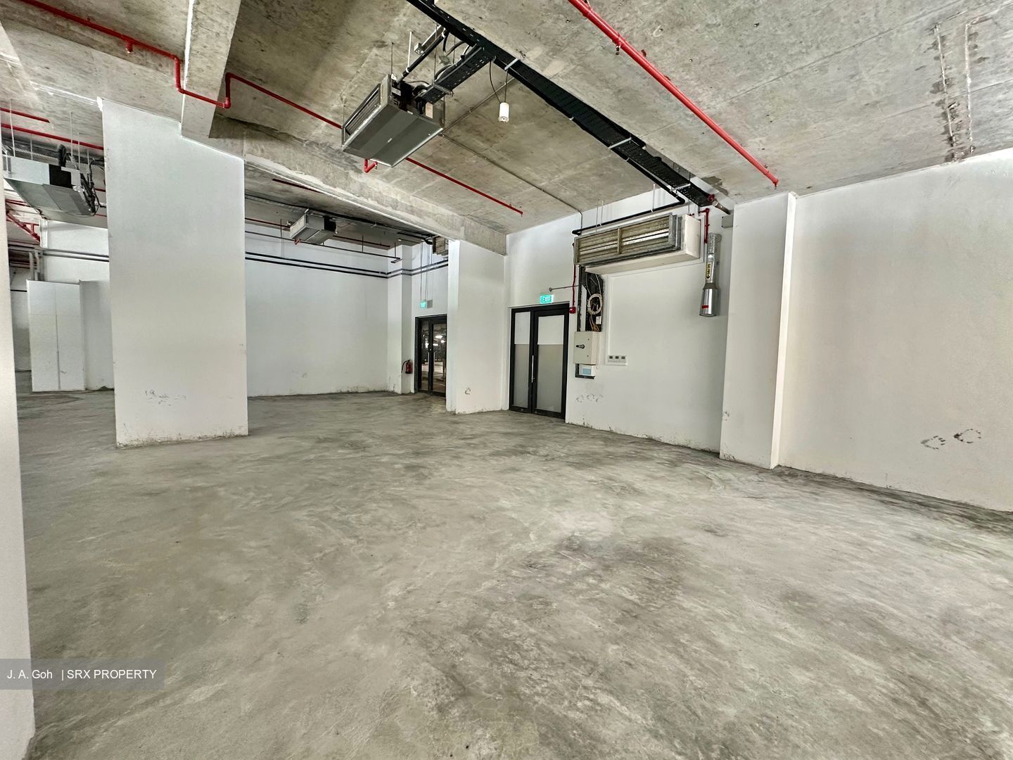 Middle Road (D7), Retail #523110551